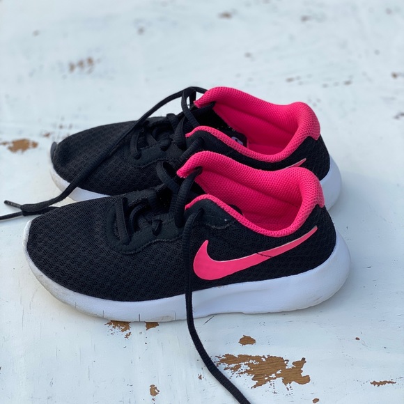 girls black nike tennis shoes